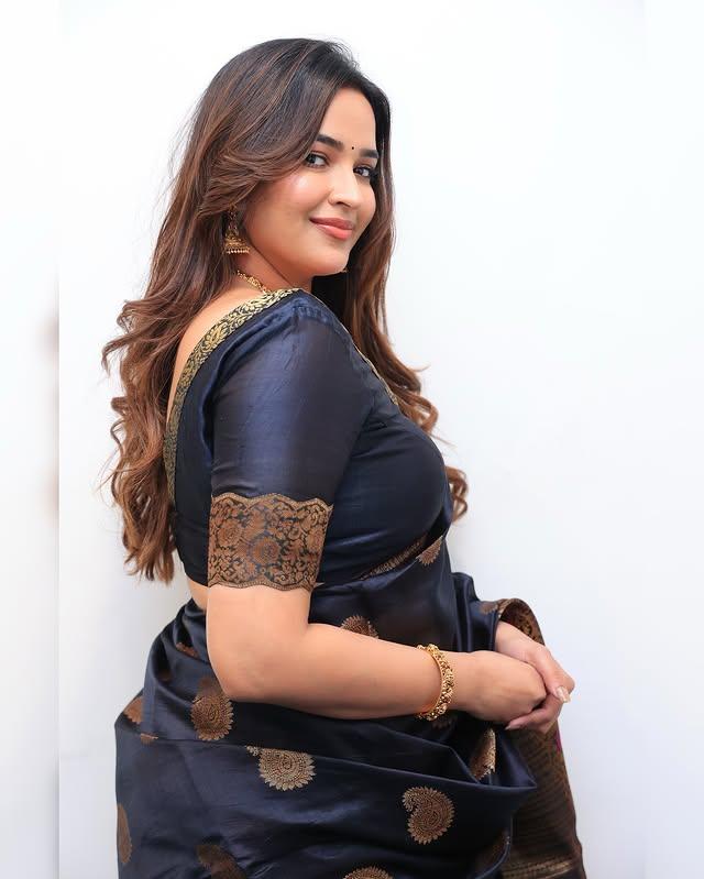 Gk2AmwdaoAAEmWJ?format=jpg&name=900x900