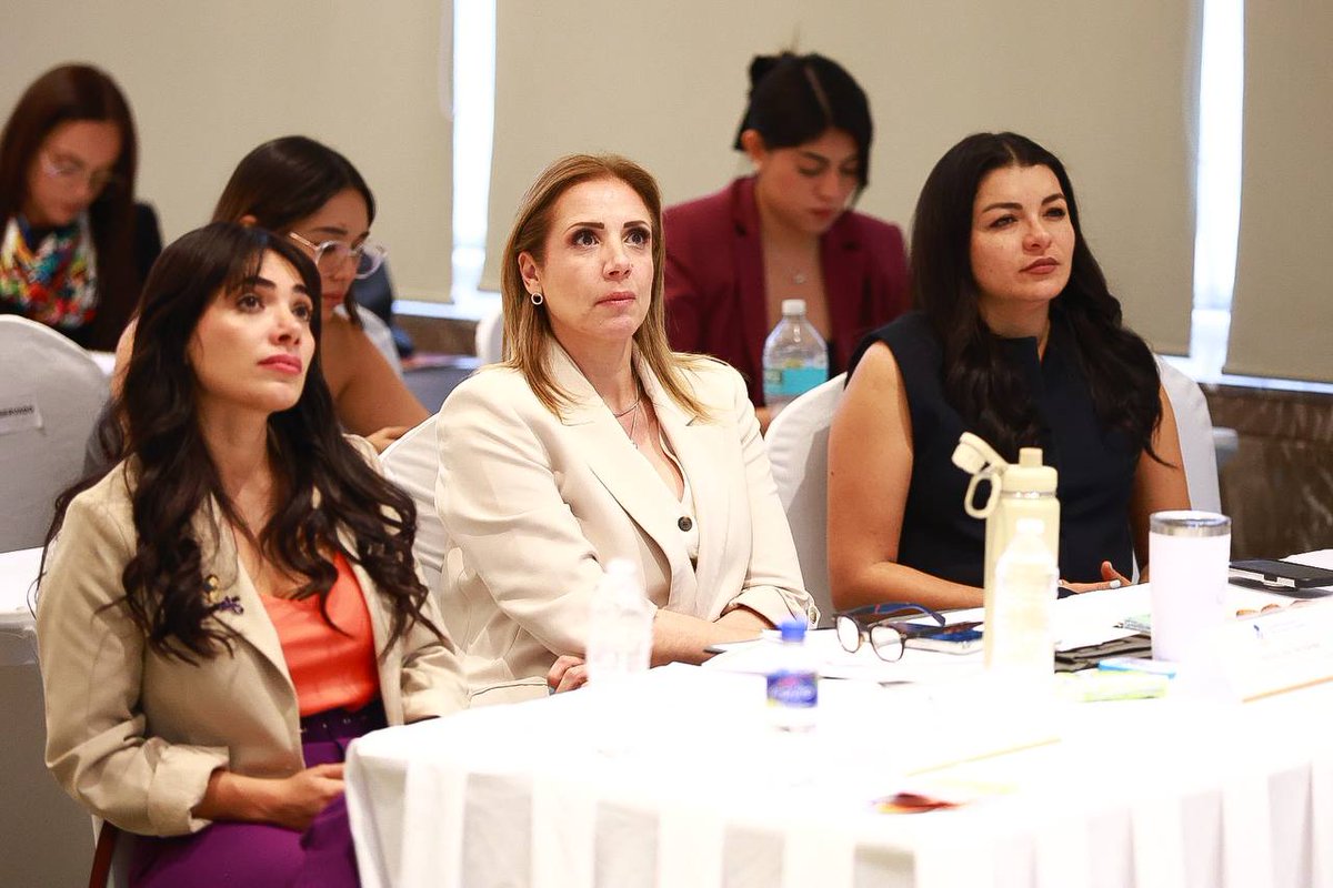 IgualdadJalisco's tweet photo. Las titulares, la Secretaria @FabiolaLoya_ y las subsecretarias @SagraElizabeth y @gabyvelascomx marcaron el comienzo de una ruta en común que trazaremos y con la que avanzaremos juntas por un Jalisco para todas y todos. https://t.co/SntRdjkZjy