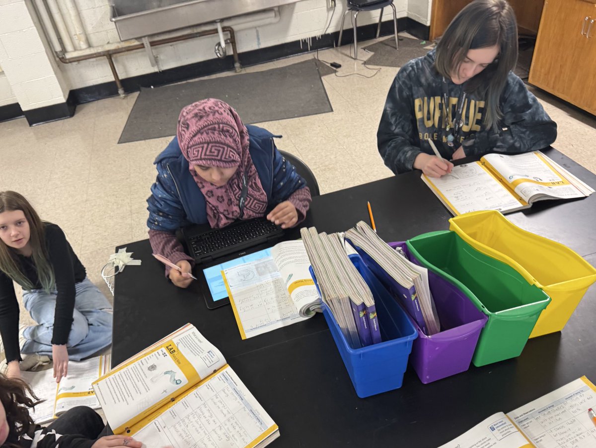 Slinky FUN! Introduction to waves … <a href="/broadripplems/">Broad Ripple Middle School</a> 6th Grade science teachers bringing the FUN and engagement to the classroom 👏 #scienceiscool <a href="/brynn_kardash/">Brynn Kardash</a> <a href="/BRMS_Principal/">Jeremy Baugh</a> <a href="/Dr_MJackson1/">Dr. Michelle Jackson</a> <a href="/IPSSchools/">IPS</a>