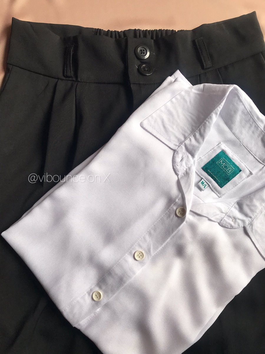 vibounce's tweet image. CATET..!!! MINIMAL PUNYA KEMEJA PUTIH + CELANA HITAM KARENA SEWAKTU WAKTU BAKAL KEPAKE

Aku nemu kemeja putih dan celana hitam yg adem, gak nerawang, alus kainnya, gabikin bau keringat, flowy dan celananya bikin keliatan slim🫰🏻🫰🏻