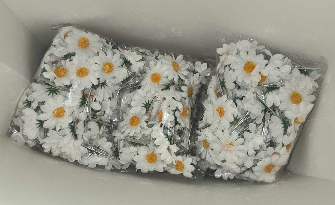 D-1 until Walk The Line in Bulacan! 

ENGENEs, here’s a glimpse of our special flaglets and daisy clips made with love for Jake. Let’s create a beautiful moment together—wave your flaglets during his ment and wear the daisy clip on top of your head. We hope Jake will see and feel