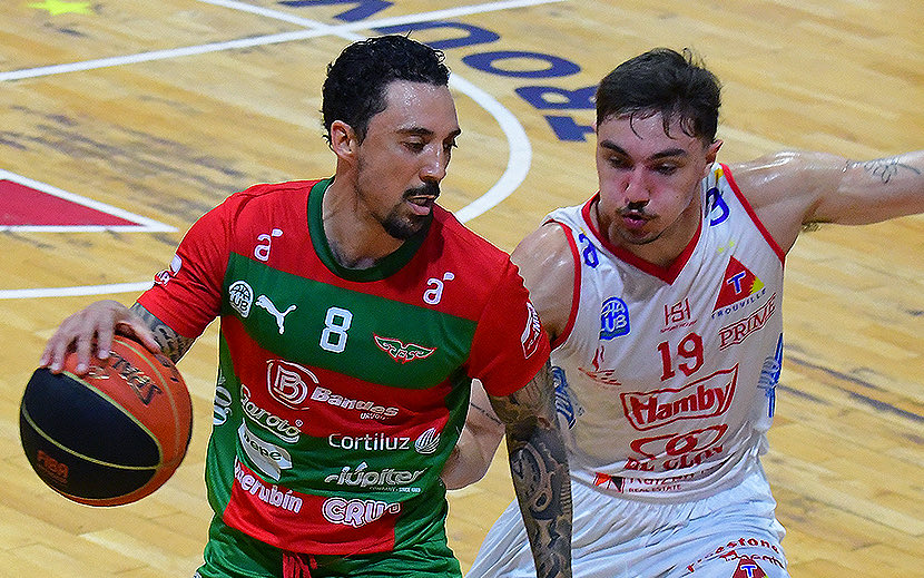 CortinaDirecta's tweet photo. #LUB | Trouville 𝟕𝟓-𝟕𝟕 Aguada

Sexta victoria seguida del ‘rojiverde’, manejó las acciones desde el arranque con un #Hassell intratable (21+16) en el bajo. Sufrió la falta de efectividad en el triple pero lo sacó pese a una reacción local en el 4C. #Pereiras, clave atrás https://t.co/sZSZqFrPOF