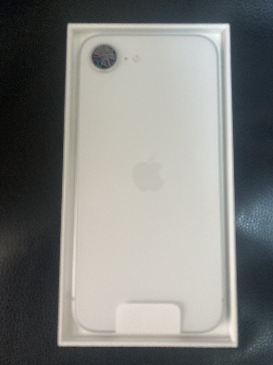 iPhone16e開封！ 中身は本体とUSB-CケーブルとSIMピンのみ。