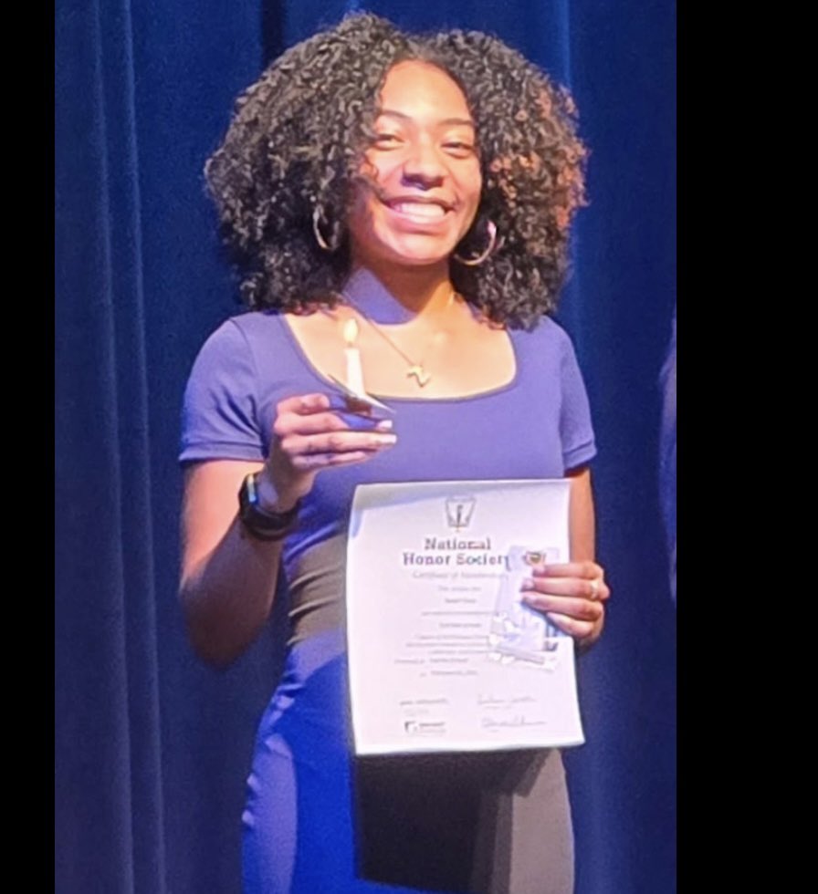GrayZarah's tweet photo. Yesterday I was inducted into the National Honor Society for demonstrating excellence in scholarship, leadership, service, and character. #StudentAthleteFirst . Now preparing for the Semifinals tomorrow!!🏀🏀 @JasonNiblett3 @MMBR_CoachGBell @CghrMedia @CGBR27 https://t.co/TZ9ntEbpA3