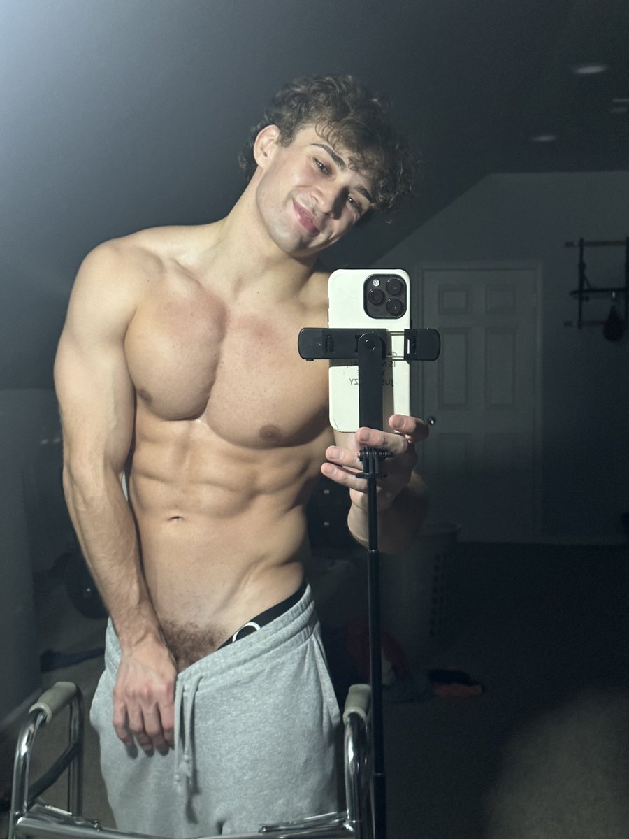 Wondering if it’s time for a trim… my hairs pretty long too ;)