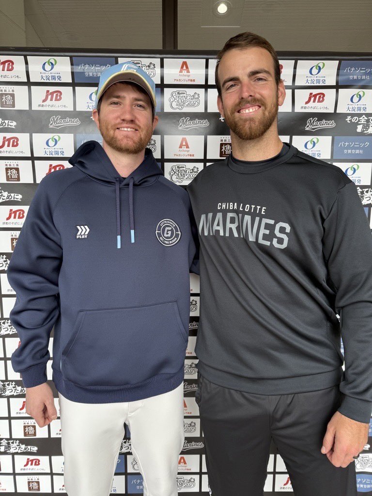 ロッテ・ジャイアンツのチャーリー・バーンズ投手と #ブライアン・サモンズ 投手。
「同じ年にドラフト指名されてツインズに入団した同期なんだよ！1年目はルームメートでもあったよ。日本で再会出来て嬉しいよ！5年ぶりくらいかな！」とサモンズ投手。
久々の再会を喜んでいました。
#chibalotte