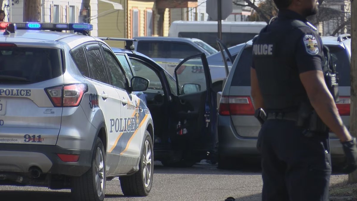 libsoftiktok's tweet image. MORE TRANS VIOLENCE

Graham Bain, a self-described they/them, allegedly broke out into a fit of road rage in KY, chasing down and repeatedly ramming into another man's vehicle while his three young kids were inside, nearly flipping it over.

The man pulled a gun a shot Bain in…