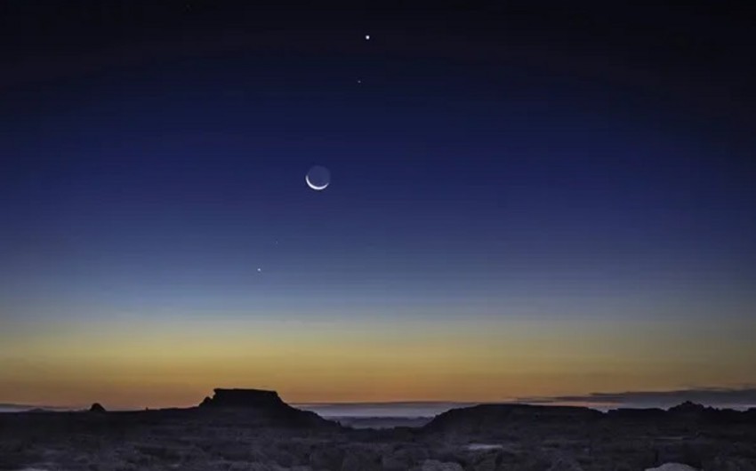 ikisahilnews's tweet photo. 🔭 Bu gün 2025-ci ilin ikinci “planetlərin böyük paradı” müşahidə olunacaq.
🪐 Axşamdan Günəş batan kimi 7 planet - #Merkuri, #Venera, #Mars, #Yupiter, #Saturn, #Uran və #Neptun Yerdən eyni vaxtda görünəcək. https://t.co/36oVoQWtud