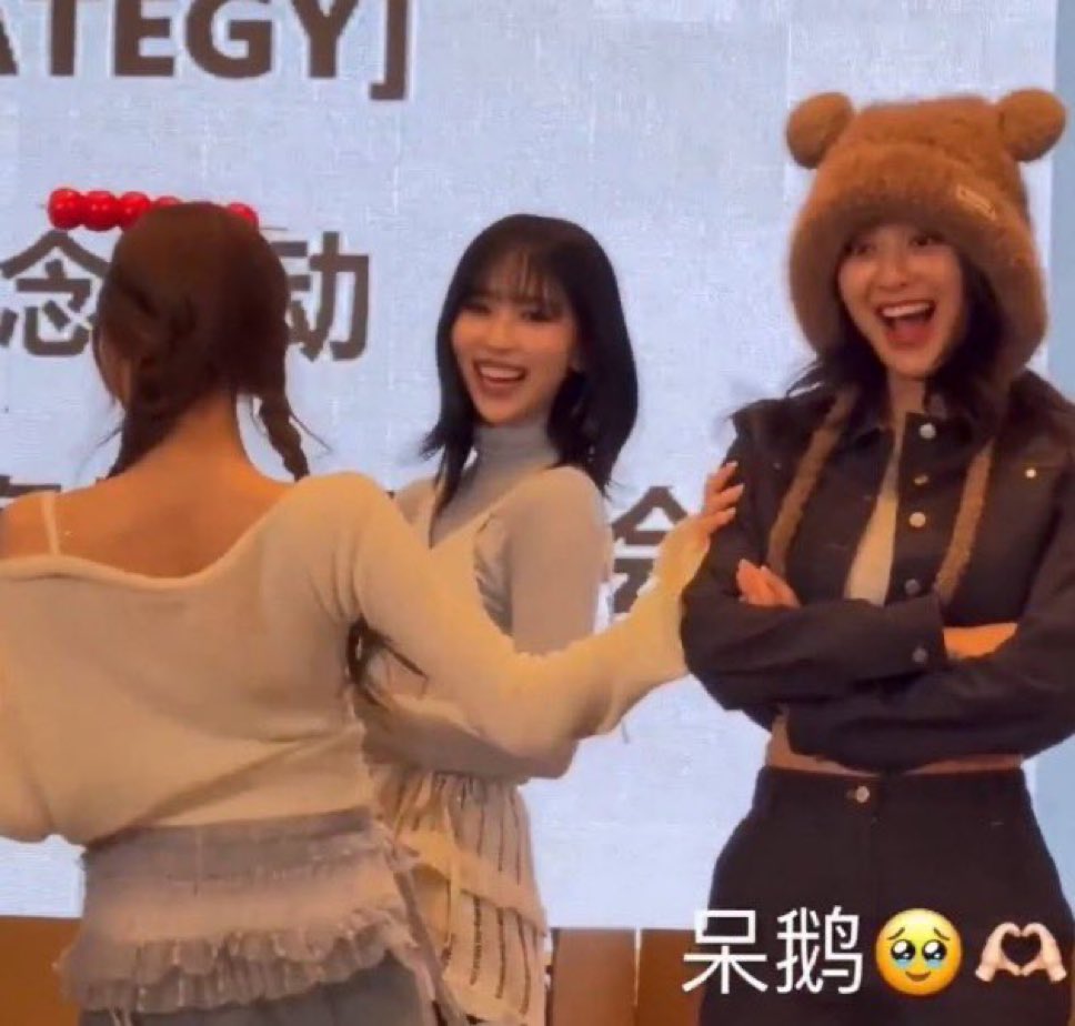 Chienmyoi's tweet photo. Female C-ONCEs: “Kiss kiss!!”
Sana: “Why don’t you kiss instead?”
*Female C-ONCEs kissed each other*
Sana: *IJBOL, slapped MiHyo’s shoulders*
Mina and Jihyo: https://t.co/b6Kj3eb0xA