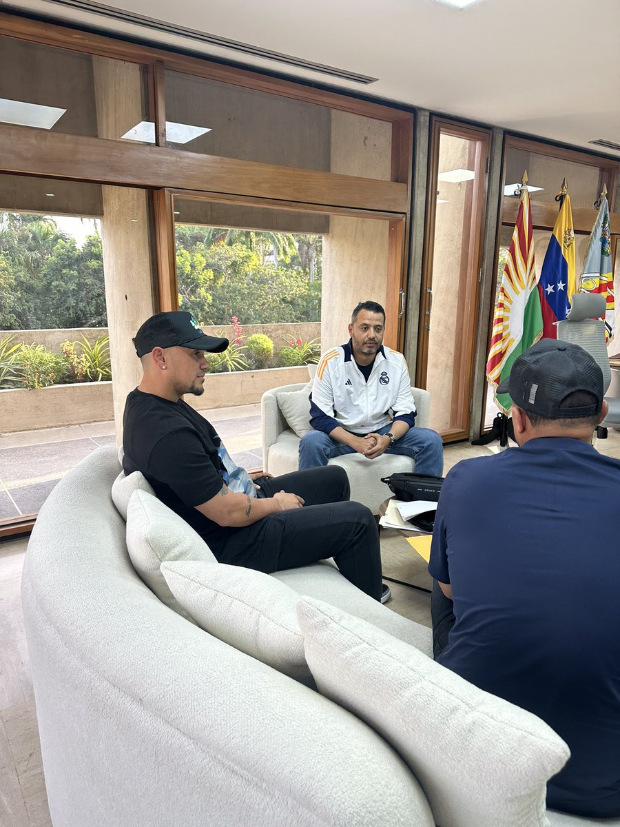 #tbt recibí hace unos días al Capitán de nuestros Cardenales de Lara Ildemaro Vargas quien tuvo la gentileza de regalarme la camisa que utilizó durante la serie del caribe. Estuvo también el guante de oro César Izturis quien me obsequió una pelota firmada por parte del equipo que
