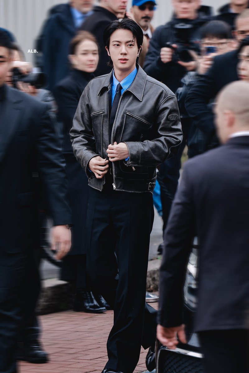 250225 Gucci 🙇

#JinxGucci #구찌 #mfw #GucciFW25 #Gucci
#방탄소년단진 #김석진 #석진 #진 #BTSJIN #JIN 
<a href="/gucci/">gucci</a>