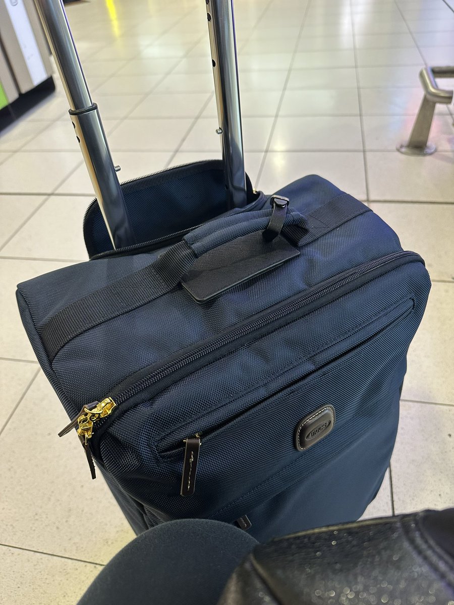 It’s far too early to be waiting for a flight ✈️