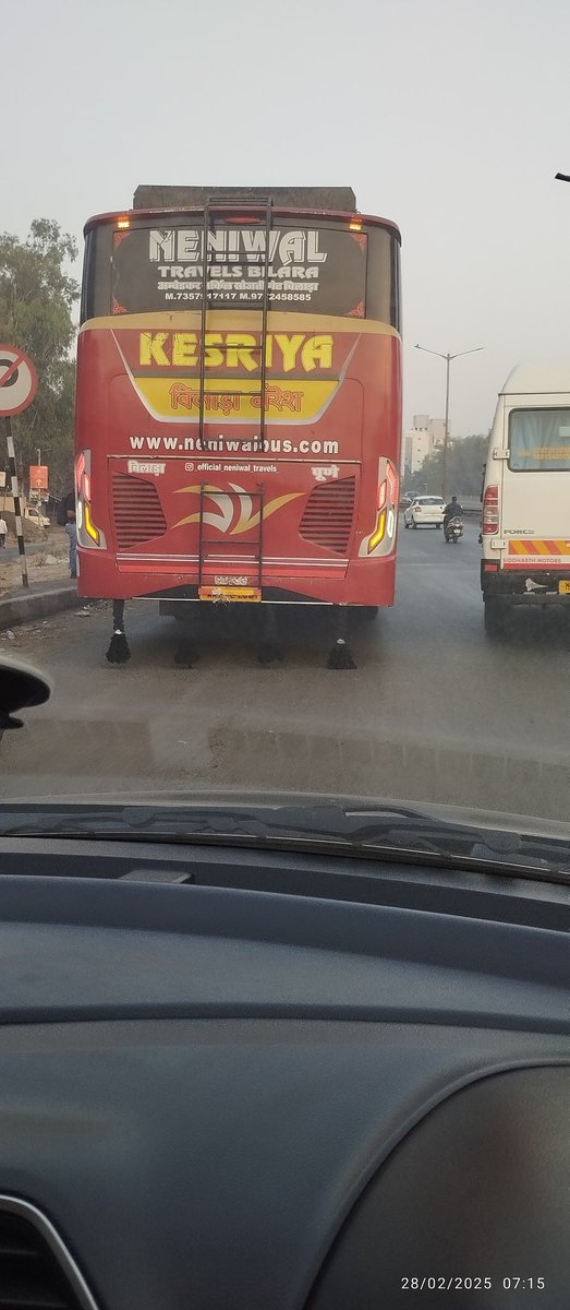 mandarrane's tweet photo. @PuneCityTraffic @PuneCityPolice @CPPuneCity @punecitywatch @PuneCivic another navale bridge in making, due to illegal bus stops &amp; passenger movement at the end of warje bridge on the highway to services road intersection causing trouble to vehicles going to highway.  1/2 https://t.co/A44SfmNQ9Y