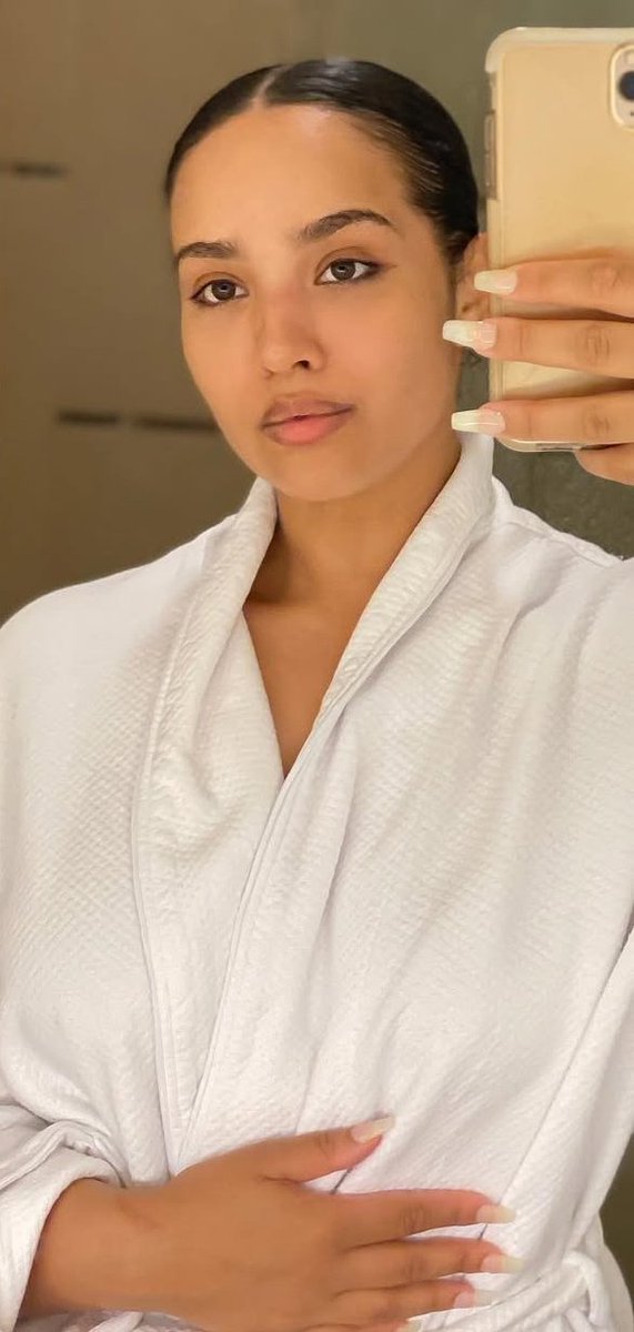 PlusSizeCaity's tweet image. Turning in for the night. Thankfully, tomorrow is Friday. Sweet dreams, one and all.

Vire nan pou nwit la la.  Erezman, demen se vandredi.  Dous rèv, youn ak tout.

Me voy a dormir. Por suerte, mañana es viernes. Que todos tengan dulces sueños.

#HaitianDominicaña