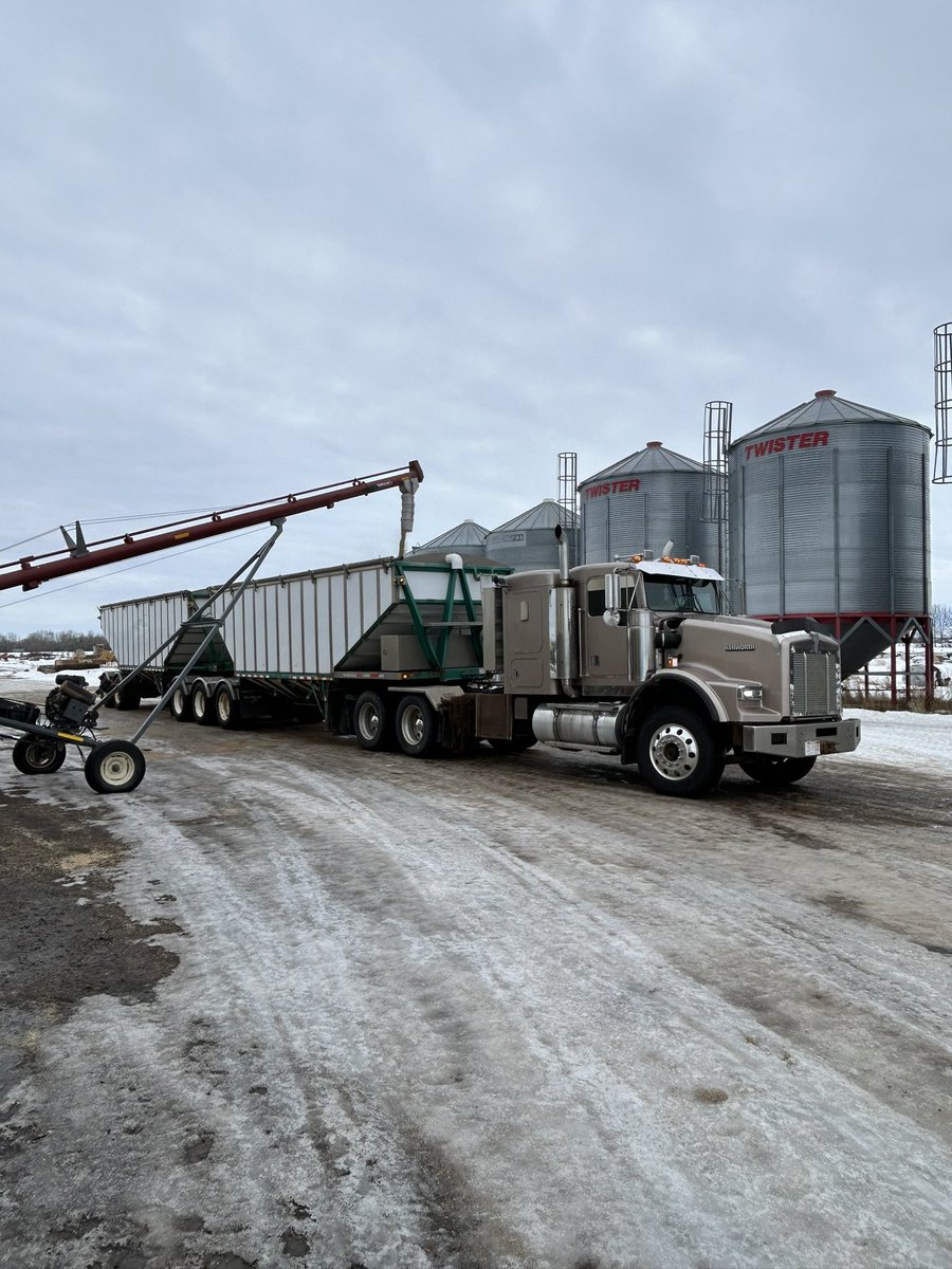 Bags are wrapped up. Sure is enjoyable loading with a grain auger😎