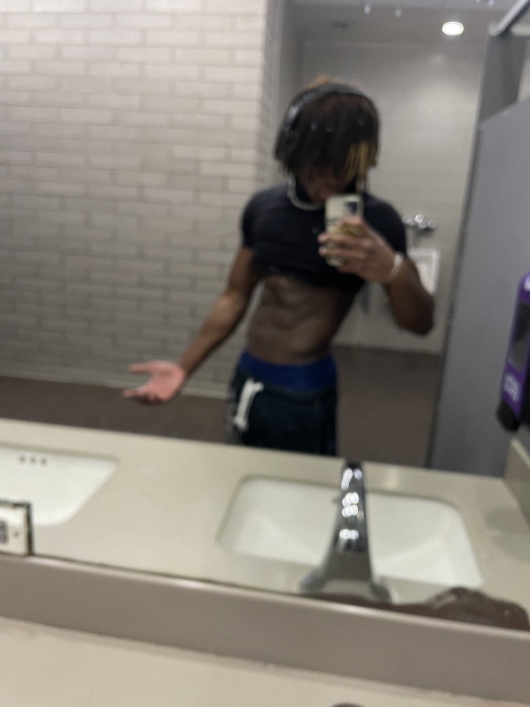 dezthirdleg's tweet photo. @succcubbuss wsg 👀 https://t.co/s6bhYTpBLX