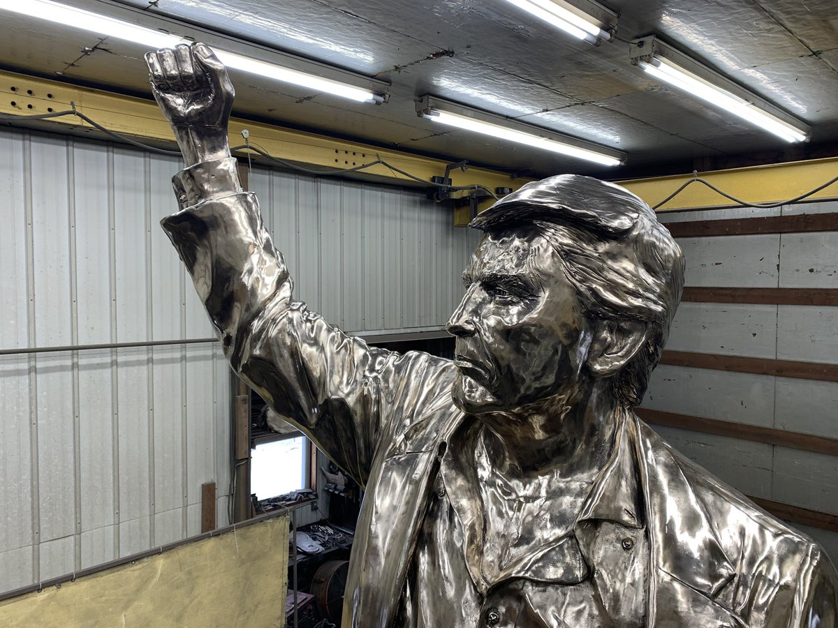 Patriot_Erc20's tweet image. The $PATRIOT Token community are big fans of the show and wanted to congratulate you on #1 status!! 

Here’s the full sized one we will present to @realDonaldTrump.