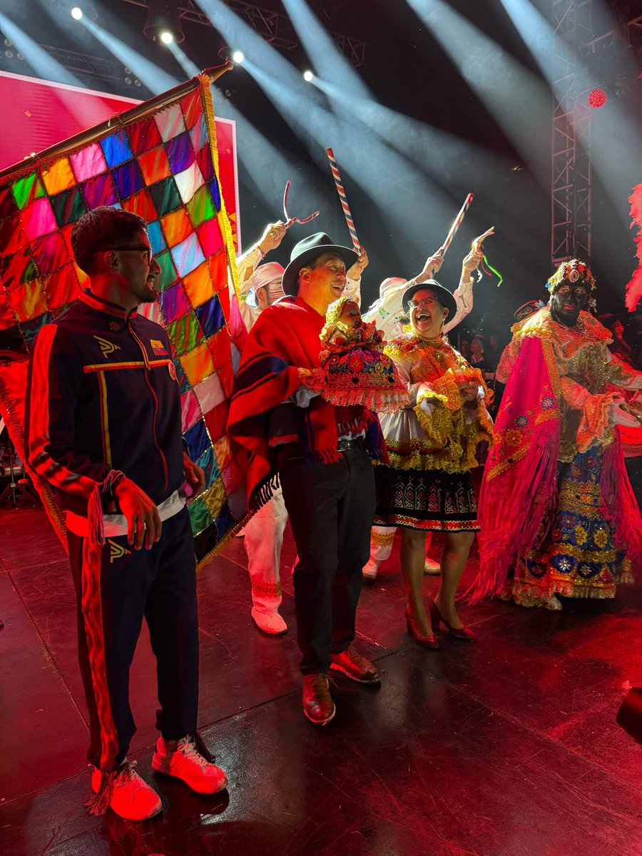 czamoramatute's tweet photo. ¡Así se hace, así se hace, así se hace el #Carnaval en #Cuenca! 🥳💦 ¡Esto está #REPLETO!
Los compadres se lucieron. ¡Gracias,@danielpintado1 y @lourdestiban1! 🎉 Miles y miles de personas bailaron, cantaron y jugaron Carnaval con @jessiuribe3 y #OrganizaciónX.
➡️ Así dinamizamos la #economía de cientos de emprendedores que aprovecharon de este espacio.
¡Este es solo el primer día! Vamos por más, que hay mucho #AmorPorCuenca ❤️💛