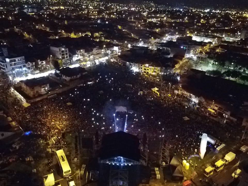 czamoramatute's tweet photo. ¡Así se hace, así se hace, así se hace el #Carnaval en #Cuenca! 🥳💦 ¡Esto está #REPLETO!
Los compadres se lucieron. ¡Gracias,@danielpintado1 y @lourdestiban1! 🎉 Miles y miles de personas bailaron, cantaron y jugaron Carnaval con @jessiuribe3 y #OrganizaciónX.
➡️ Así dinamizamos la #economía de cientos de emprendedores que aprovecharon de este espacio.
¡Este es solo el primer día! Vamos por más, que hay mucho #AmorPorCuenca ❤️💛