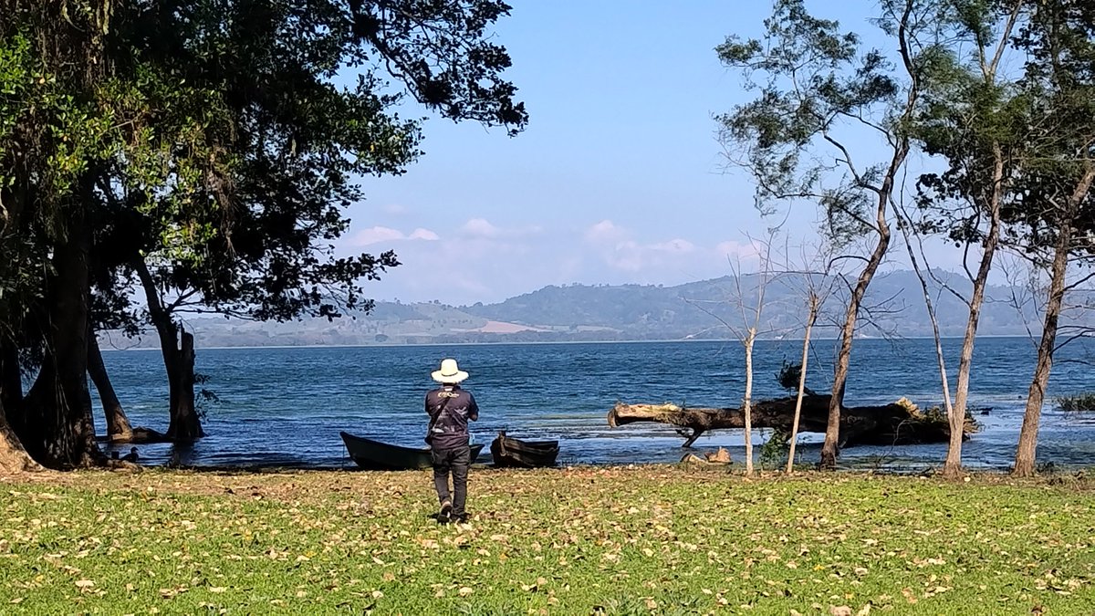 IVOsCafe's tweet photo. Hoy recibimos la visita del artista Nahún Escoto (Honduras-Nativo en FB). Tuvimos la buena fortuna de un bello día! Nuestro #LagodeYojoa es hermoso!
#ivos #ivoscafe #mujeresencafe #cafeconcausa #cafe #iwca #coffeenearme #catrachos #coffee #womenowned #yojoa #Lagofest https://t.co/ojmZUFVPE9