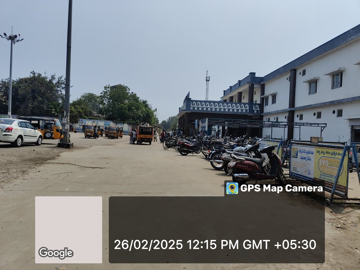 ahk4_u's tweet photo. Gudivada Railway Junction, Krishna District, Andhra Pradesh connects 100+ villages. The station premises are occupied by private parking zones, public road near railway quarters blocked restricting many passers-by.  @RailwaySeva @indianrailway__ @AshwiniVaishnaw  @RailMinIndia https://t.co/5JDZgS5S76