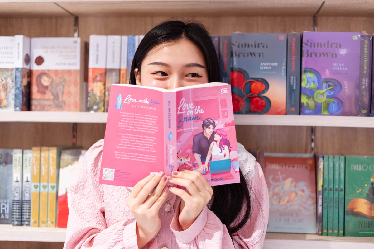 gramedia's tweet photo. Setelah sukses dengan "The Love Hypothesis", Ali Hazelwood kembali dengan "Love on the Brain"! 📖💘 

Novel ini masih mengusung romansa di dunia STEM, tapi kali ini dengan trope rival-to-lovers yang lebih intens! Siap jatuh cinta sama Bee &amp; Levi? 😍🔬

🧵⬇️ https://t.co/Tnp0TFvV4w
