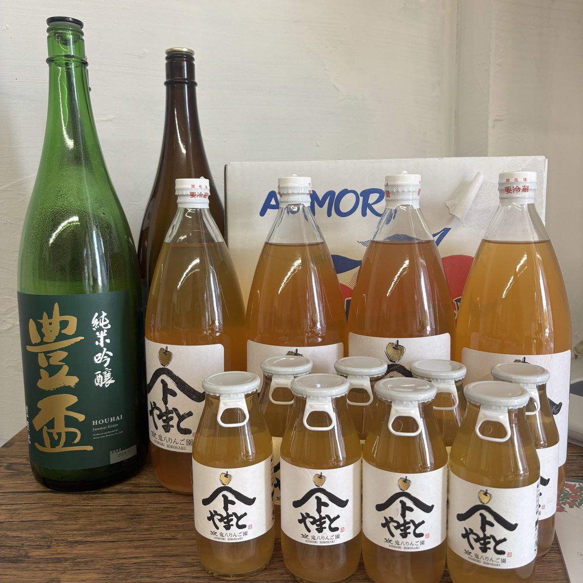 fmizumi's tweet photo. 今日のリポートは、すいせん通りの「一匠庵」から

昨年の夏にオープンしたお蕎麦屋さん
細麺の十割そばが、なんと、おかわり自由
しかも、蕎麦、天ぷら、つけ汁もグルテンフリー

店主の地元青森の日本酒、りんごジュースも♬

ランチや歓送迎会に、ぜひ^_^

#一匠庵
#蕎麦屋
#十割そば
#青森 https://t.co/ghJEZMAcs4