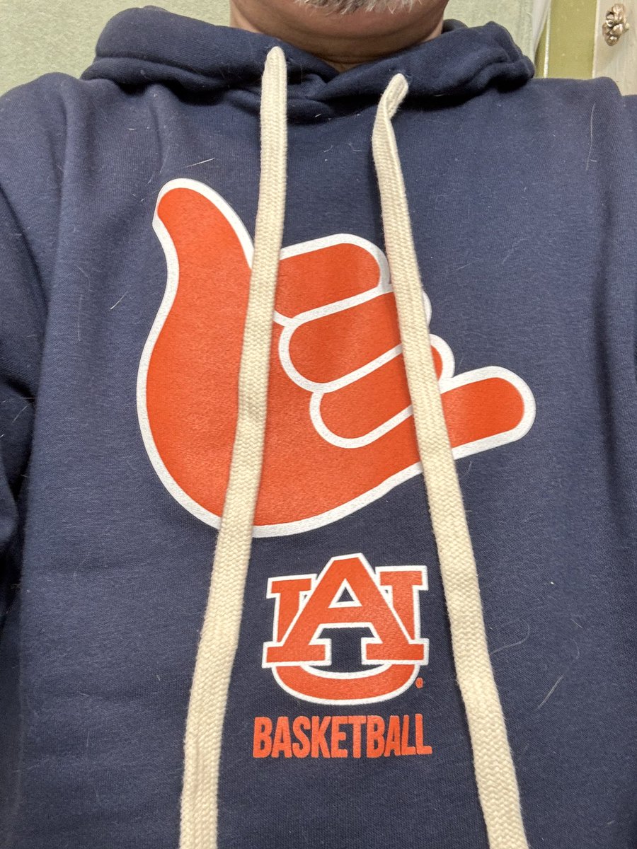 brad_doss's tweet photo. @AuburnMBB Got my new hoodie today! https://t.co/iVbz3cwHat