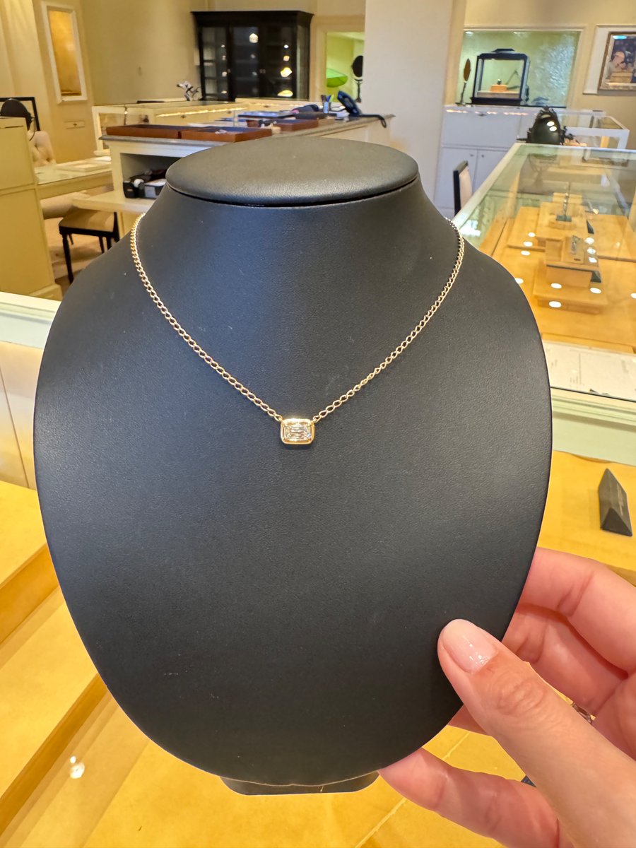 SteinersJewelry's tweet photo. Kwiat diamonds have been known for their superior quality since 1907. This is a Kwiat Solitaire Ashoka Diamond Pendant in 18k yellow gold! #steinersjewelry #jewelry #diamonds #kwiat # https://t.co/weTmQjfyID