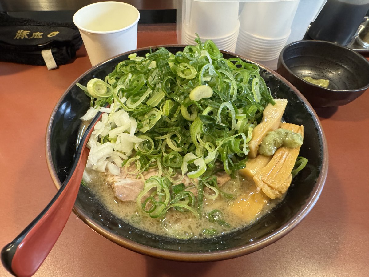 kota1533's tweet photo. らーめん豚鬼さん
ネギ豚骨
ワサビ増し

ごちそうさまでした♪ https://t.co/Uq3ZFLjSqZ