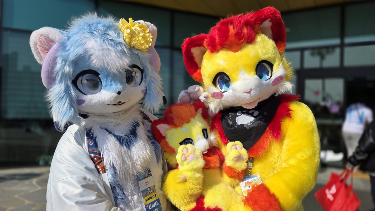 우리 애기에요...😊
#FursuitFriday