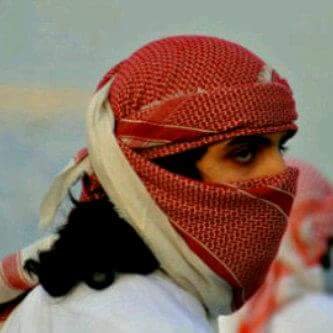 يا أحمق، إنك تخفي سكينك وتظهر عينيك، وكل الشرور سببها العينان.