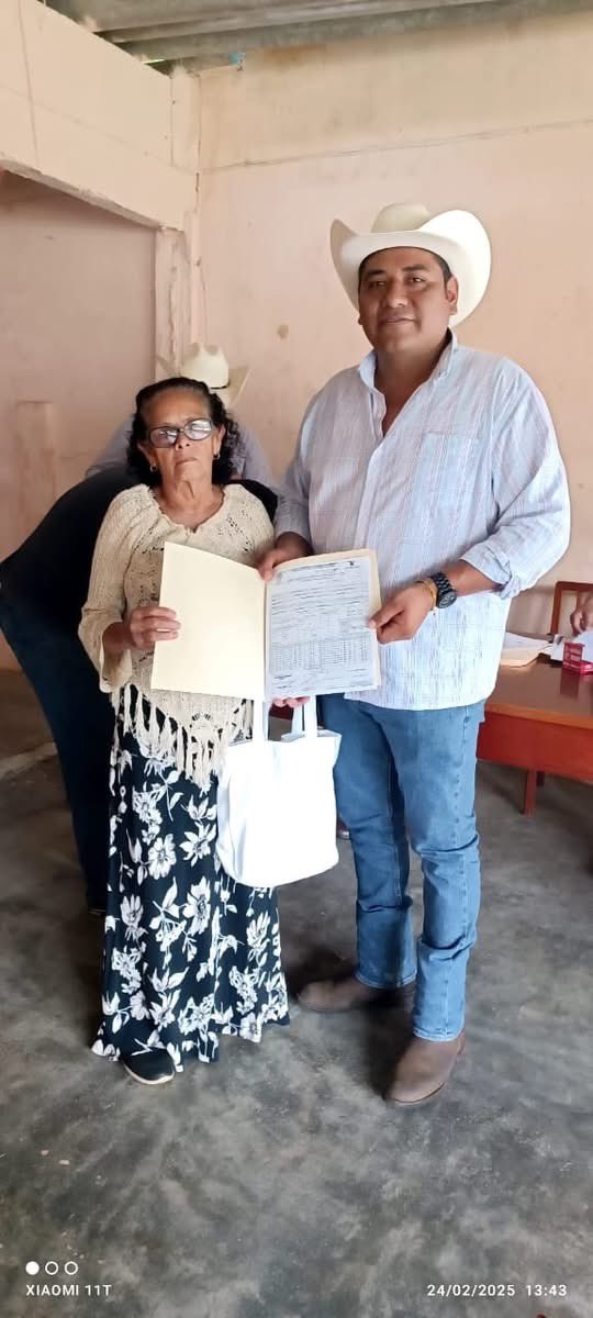 munozmurrieta's tweet photo. Seguimos avanzando en sanidad animal, entregamos certificados zoosanitarios 📜✅ a los ganaderos de la zona que cumplieron con los lineamientos establecidos. 🏆👨‍🌾

Este logro fue posible gracias al trabajo que realizamos como presidente de la ganadera.@rocionahle @EstebanRZepeta https://t.co/yXikGDgaHP