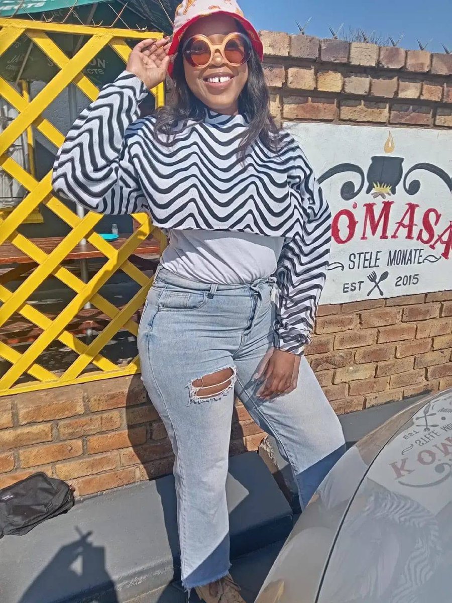 Am_Blujay's tweet photo. Meet Lerato from Mamelodi west. She sell home made chilli, 🌶️ called Lebabisi. It is mostly enjoyed with African food like mogodu and others. She makes the chilli sauce at home. Sell it with containers of archer .It is available in different sizes of container. She also supply for one of the popular food establishments called Ko Masa..It is not yet available around the country in any shops.