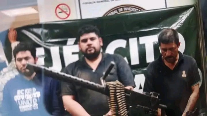 MataSalas123's tweet photo. #Bacum, Sonora – Detienen a el piolas de los salazar🚨

En un operativo contundente  🚔, fue capturado "El Piolas", identificado como lugarteniente de la organización criminal de los Salazar  y uno de los principales responsables de actos violentos en el Valle del Yaqui https://t.co/VjIEuMaIhn