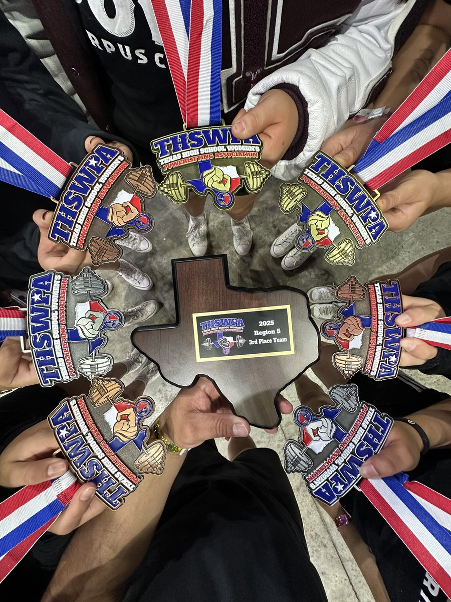 CoachTonyRamon's tweet photo. London Girls are headed back to State!  8 girls qualified and placed 3rd 🥉 as a Team! #CCLondonPower #LiftHeavy https://t.co/YzR9djokth