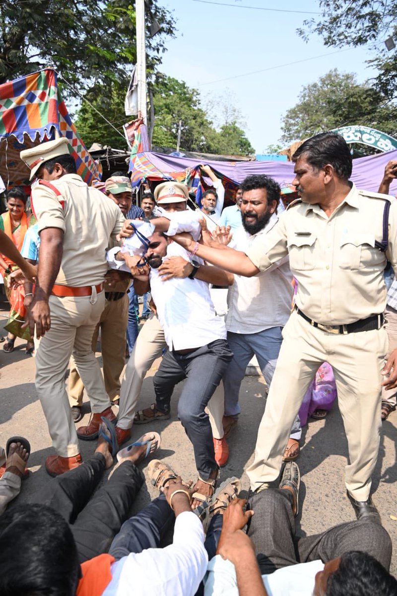 SasanalaSriram's tweet photo. ఖమ్మం - వరంగల్ - నల్గొండ టీచర్స్ ఎమ్మెల్సీ ఎన్నికల పోలింగ్ రోజు ఖమ్మం పట్టణంలో #TSUTF నాయకులు భారత దేశ ప్రధాని శ్రీ నరేంద్ర మోడీ గారిపై అనుచిత వ్యాఖ్యలు చేస్తున్నటువంటి సందర్భంలో జరిగినటువంటి తోపులాటలో పోలీసులు ఏకపక్షంగా భారతీయ జనతా పార్టీ నాయకులపై లాఠీలతో విరుచుకుపడటం వల్ల https://t.co/6YaYDthXtD
