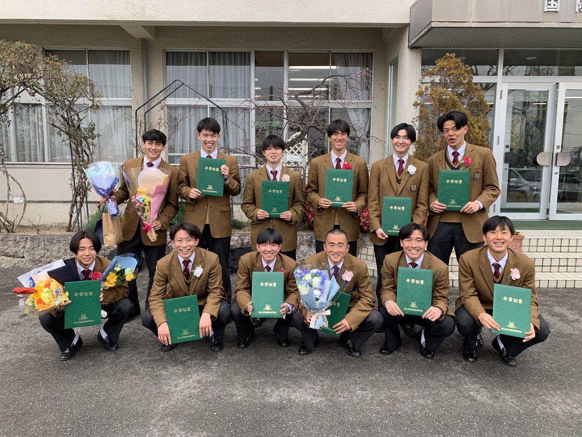 fagiano_academy's tweet image. 本日は、U-18の全選手が所属する岡山学芸館高校の卒業式でした。

卒業する12期生、全12名の選手たちの今後の成長と活躍、そしてまたクラブに帰ってきてくれることを心から願っています！！

#ファジアーノ岡山 
#ファジアーノ岡山アカデミー
#Commencement
#ストレスはトモダチに相談
#よーいはじめ