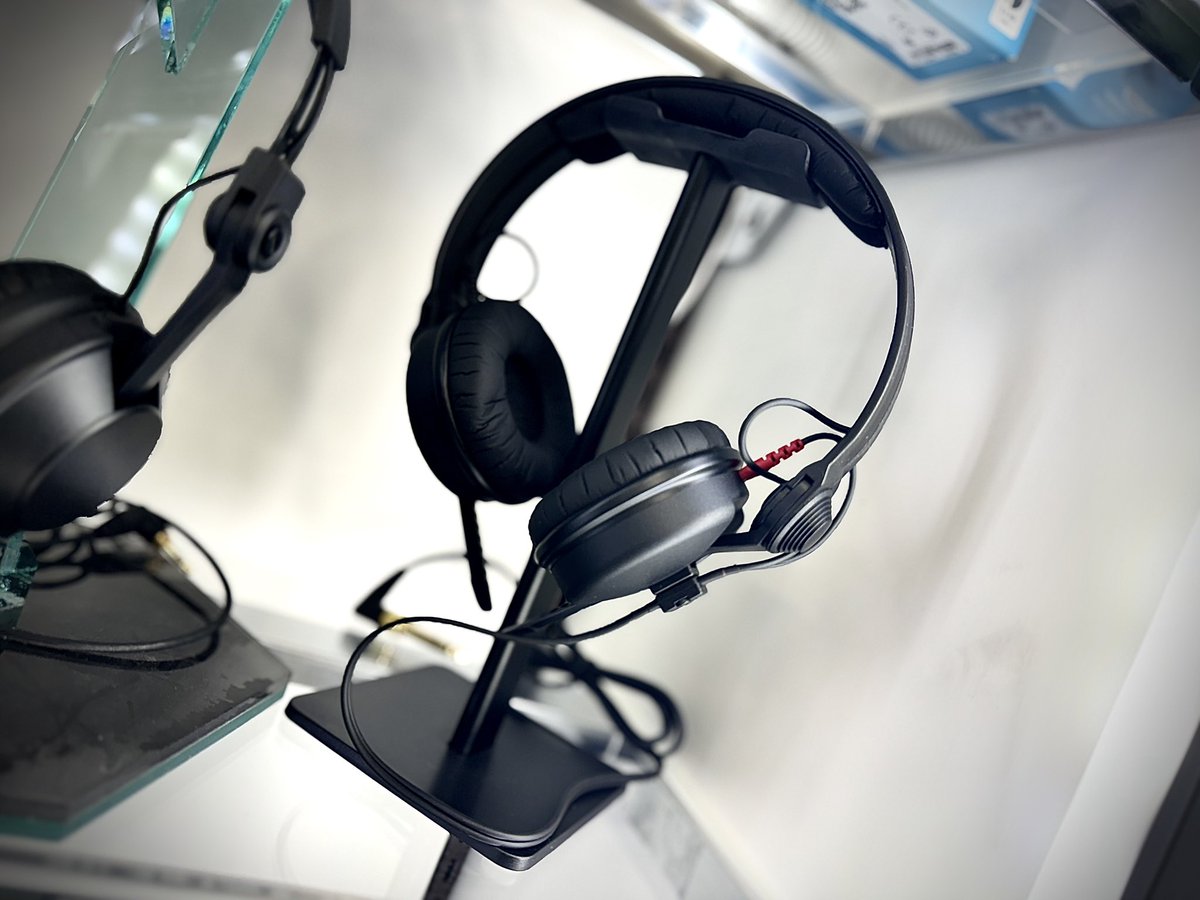 【ヘッドホン】
DJ用ヘッドホンとして人気の高いSENNHEISER(ゼンハイザー)のHD 25の展示機を導入しました‼︎
千葉店自慢のDJブースにはAlphaThetaのロータリーミキサー、euphoniaもありますので是非一度こちらのDJブースでHD 25をお試し下さい♪