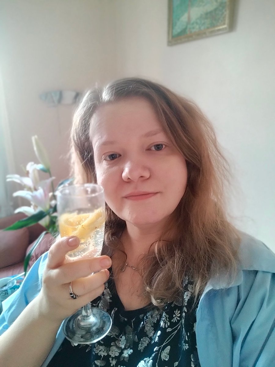 +1.
Ананасы, шампанское, лилии. Хорошо начинается День Эр