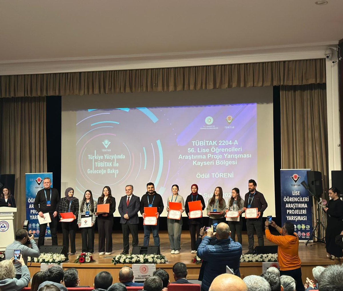 Yozgat Merkez Fatma Temel Turhan Bilim ve Sanat Merkezi öğrencilerimiz Efsa KAŞAOĞLU ve Azra KILINÇ, danışman öğretmenleri Mehmet DOĞAN ile birlikte Kayseri’de düzenlenen Lise Öğrencileri Araştırma Projeleri Yarışması Bölge Sergisine katılmaya hak kazanmıştı.
#TÜBİTAK #Başarı