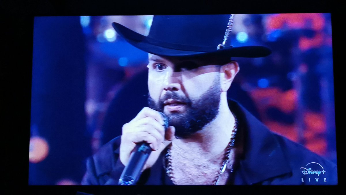 Abro hilo.
En <a href="/DisneyPlus/">Disney+</a>  están transmitiendo <a href="/elfestival/">Festival de Viña del Mar</a>  #VinadelMar  lo puse y escucho en la canción de <a href="/carinleonofi/">CARIN LEON</a> #ElToxico cito :  '' Y de pasó, hasta el perro voy a envenerate y no te imaginas que alacrán te echaste''
Como es posible?
Neta? Que opinas?