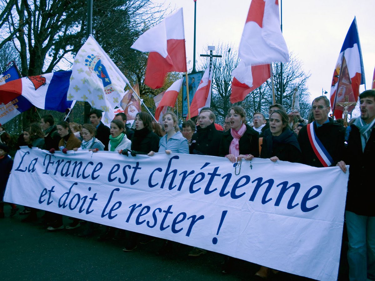 Notre chère France est chrétienne, et notre devoir à nous patriotes c'est de défendre la France face à cet ethnocide qu'elle subit actuellement.
Soyons fiers de notre histoire et de nos racines 🇫🇷✝️