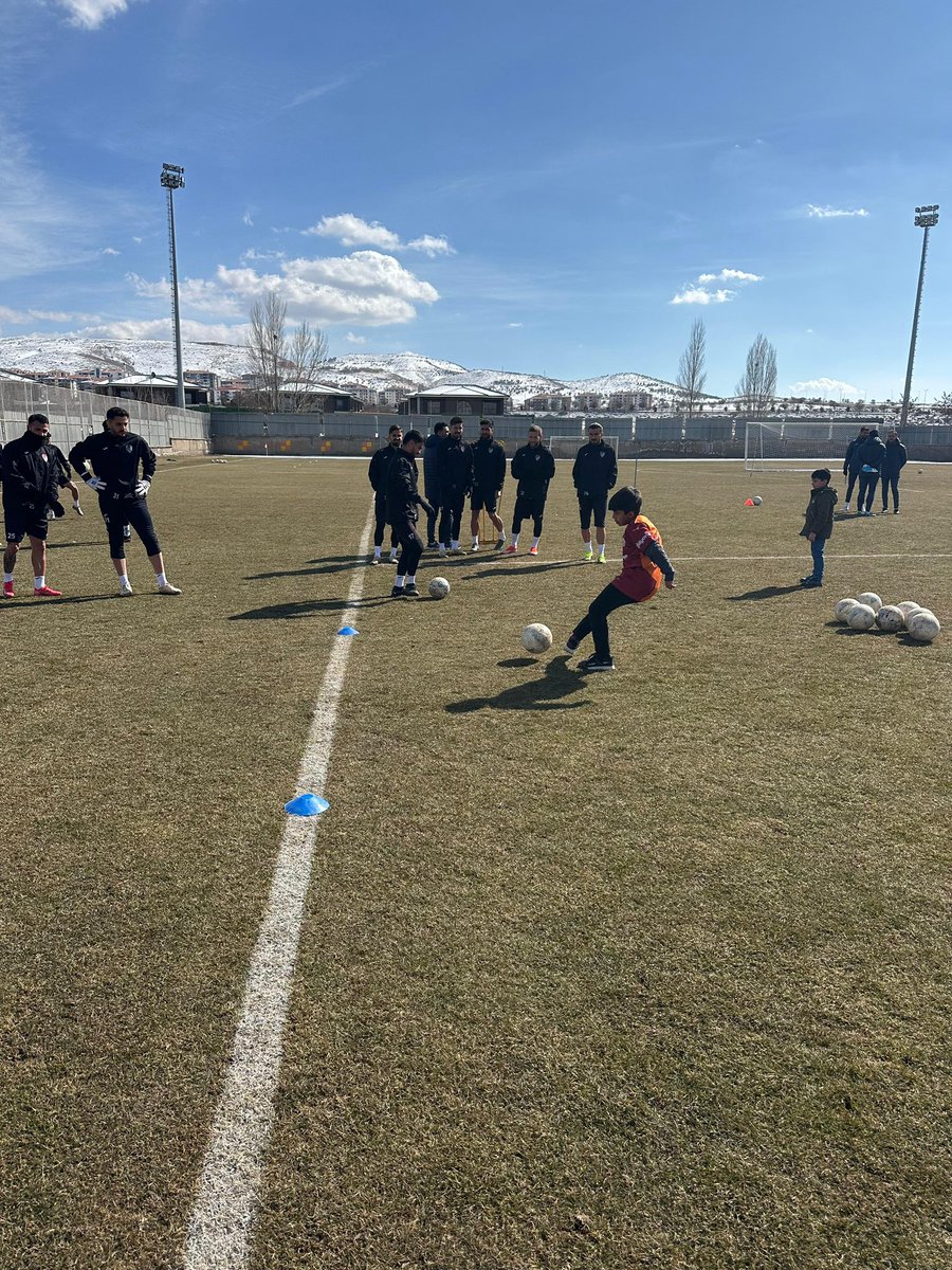 📍Çocuk Evleri Sitesi

Çocuklarımız Elazığspor tesislerini ziyaret ederek futbolcularla tanıştılar. 

Çocuklarımıza göstermiş oldukları ilgi ve alaka için Elazığspor teknik ve sağlık heyeti ile futbolculara teşekkür ederiz.