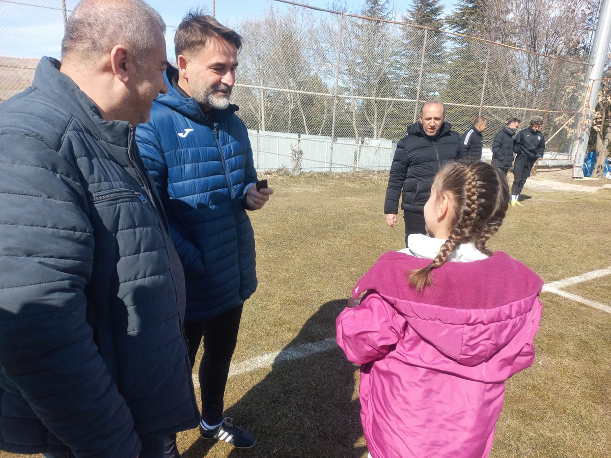 elazigashim's tweet photo. 📍Çocuk Evleri Sitesi

Çocuklarımız Elazığspor tesislerini ziyaret ederek futbolcularla tanıştılar. 

Çocuklarımıza göstermiş oldukları ilgi ve alaka için Elazığspor teknik ve sağlık heyeti ile futbolculara teşekkür ederiz. https://t.co/eq3eR7XJbC