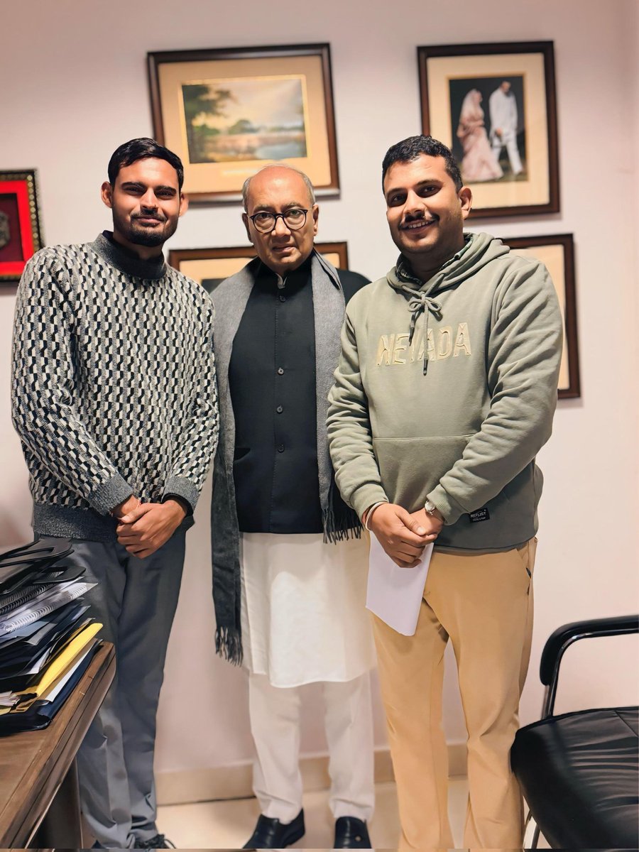 सादर चरणस्पर्श
माननीय राजासाहब <a href="/digvijaya_28/">Digvijaya Singh</a> जी को जन्मदिन की हार्दिक शुभकामनाएँ 
आपका जीवन सामाजिकन्याय, लोकतांत्रिक मूल्यों एवं विकास के प्रति समर्पण की अद्भुत मिसाल हैआपकी कर्मठता, दूरदर्शिता एवं जनसेवा की भावना हमें सततप्रेरित करती है
राघौजी महाराज की कृपा सदैव बनी रहे दाता