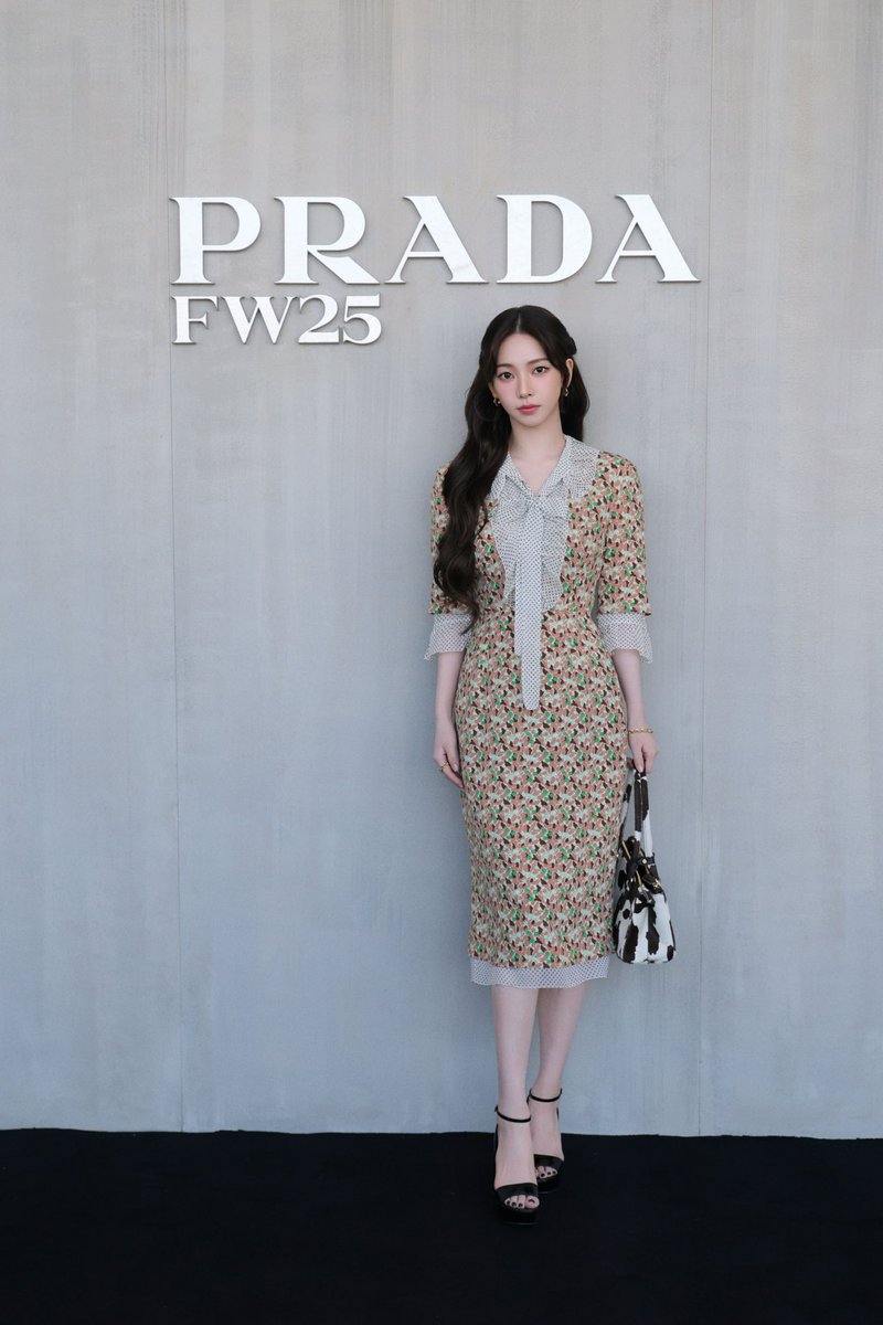 aespa_official's tweet photo. ‘프라다 앰버서더’ 에스파 #카리나, 벌써 세 번째 밀라노 패션위크 참석!
활발한 글로벌 패션 아이콘 행보! 눈부신 아우라+독보적 비주얼 빛났다

https://t.co/05RFqEfxcN

#aespa #æspa #에스파
#KARINA #카리나 https://t.co/bEXwpTWMIe