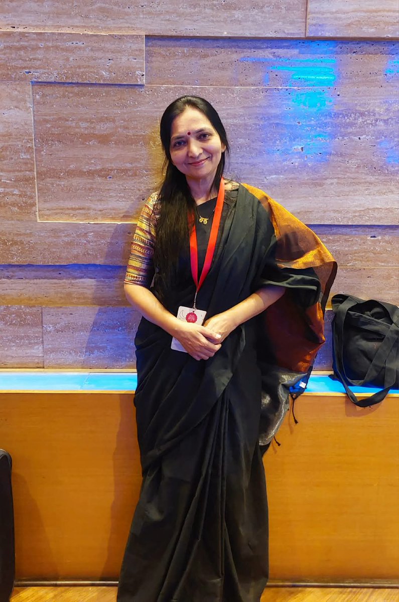 bhatt_devangi's tweet photo. #ThemanylivesofPaulomaChttopadhyay 
It was an absolute pleasure to represent Gujarati literature at @BlrLitFest 
https://t.co/1cHB6KZYYj https://t.co/ONheSKUj3m