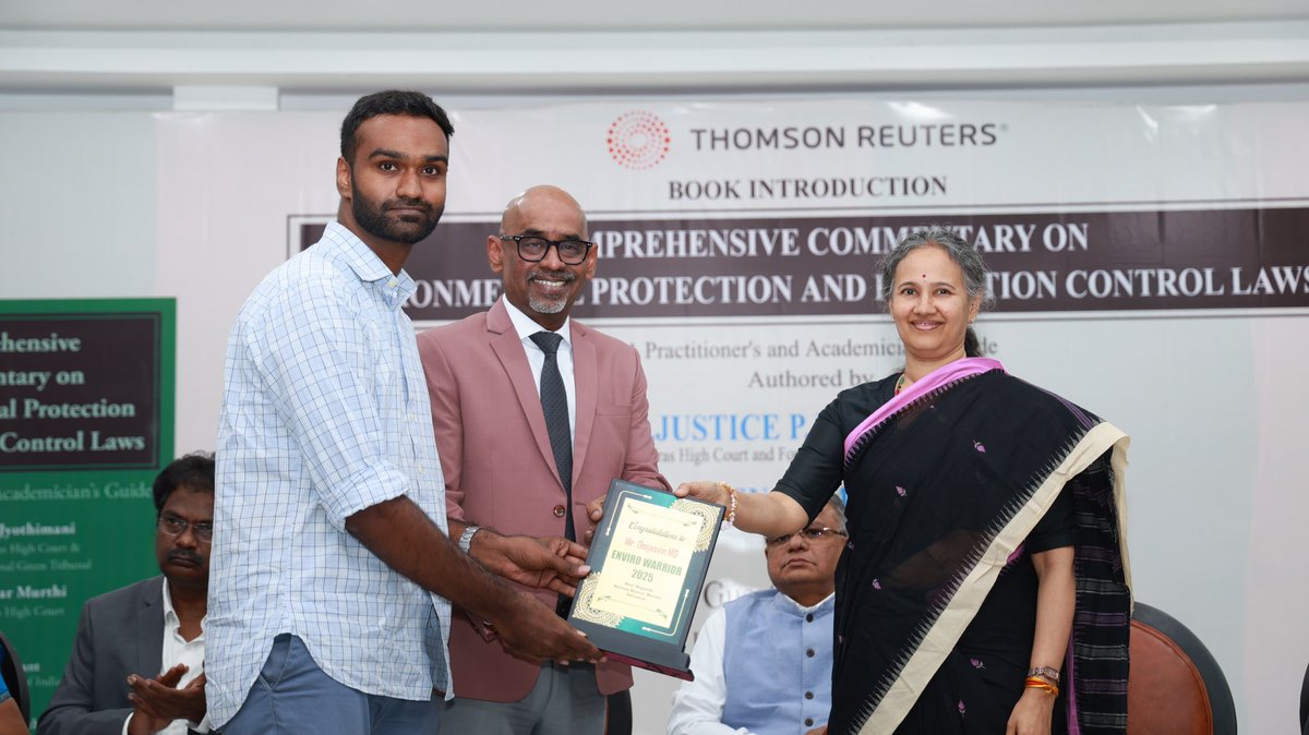Naveen_Kumar_M's tweet photo. Very happy to recognise two brilliant &amp; dynamic journalists who have shown immense grit &amp; fearlessness in covering burning Environmental problems and civic issues at my book release. Congrats to @thinak_ and @omjasvinMD for becoming the Enviro Warriors 2025. May your Tribe grow! https://t.co/xTU6oLZmqk