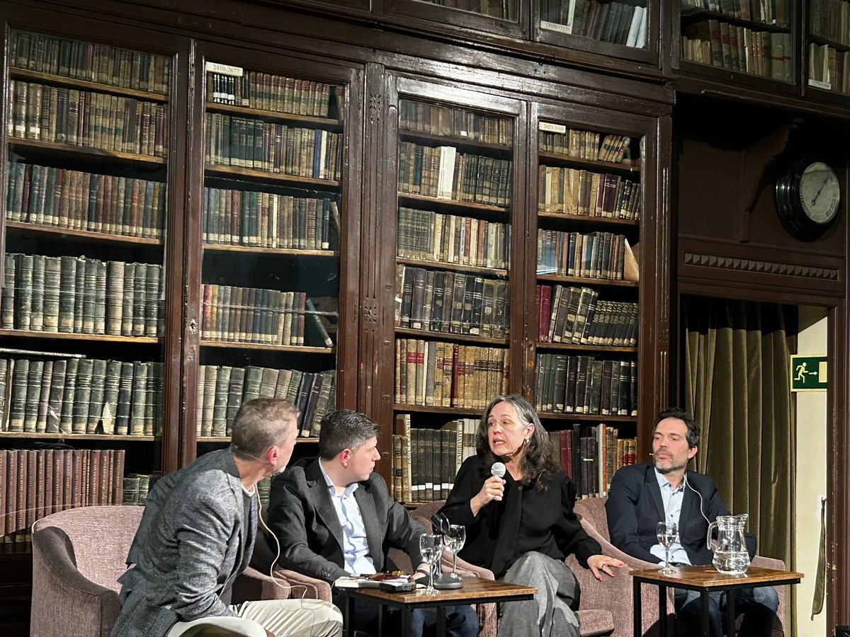 Muy interesante el debate sobre periodismo e IA protagonizado por <a href="/PepeCerezo/">Pepe Cerezo</a> <a href="/soymariovidal/">Mario Vidal 🚀</a> <a href="/joseanavas/">Jose A. Navas</a> y <a href="/olallanovoa/">olalla novoa</a> De las muchas interesantes que se dijeron, me quedo con una frase: “Lo que va a cambiar es cómo va a ser la interacción del usuario con los medios”.